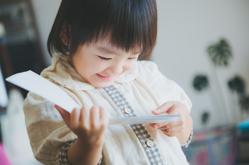 家で絵本を読む女の子