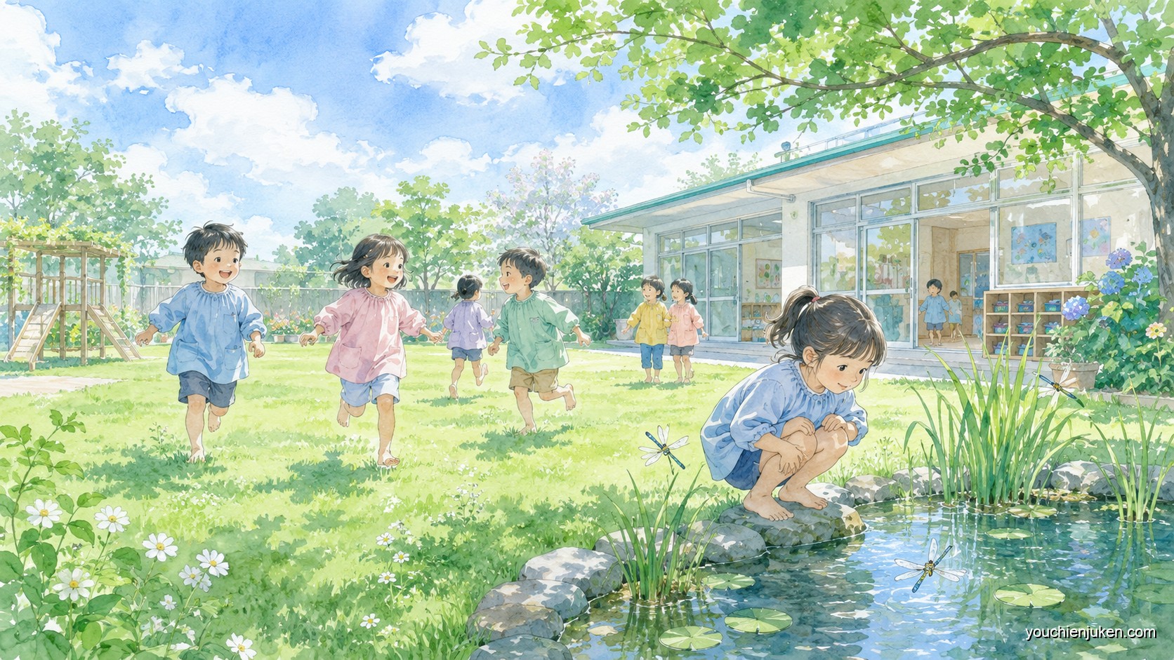 埼玉大学教育学部附属幼稚園の芝生の園庭で遊ぶ子どもたち